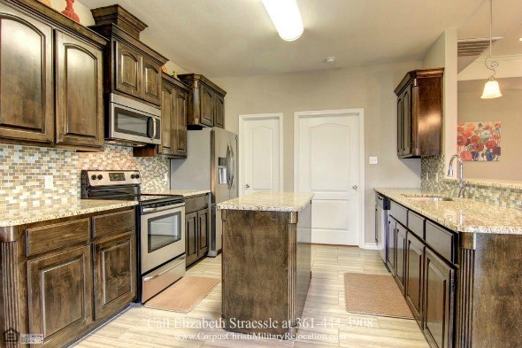 Corpus Christi TX Homes for Sale - The impressive gourmet kitchen of this Corpus Christi home will surely thrill your inner chef!