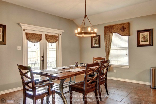 Corpus Christi TX Homes - Enjoy beautiful outdoor views while sipping your morning coffee in the bright and airy dining area of this home for sale in Corpus Christi. 